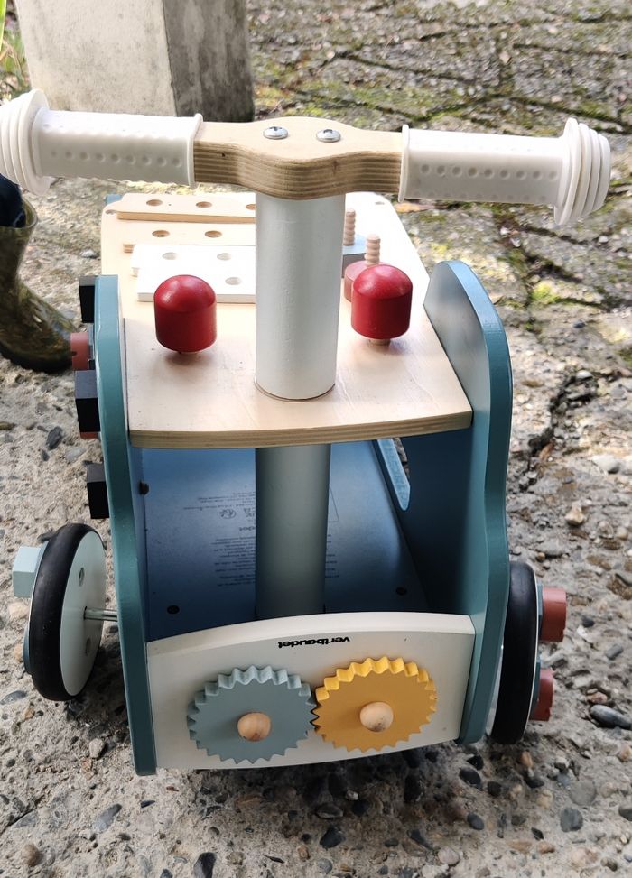 Petite voiture de bricolage en bois - photo numéro 2