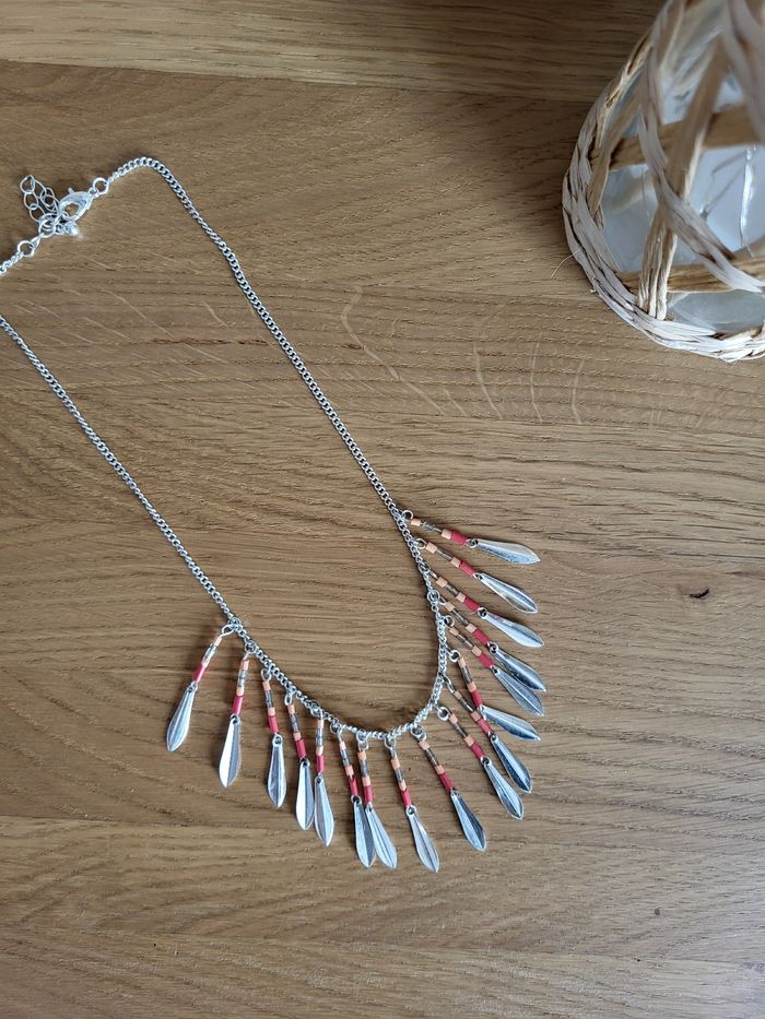 Collier argenté perles ton orange corail et
plumes - photo numéro 3