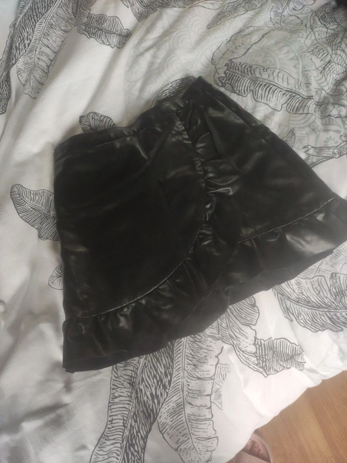 Jupe courte en simili cuir - photo numéro 2