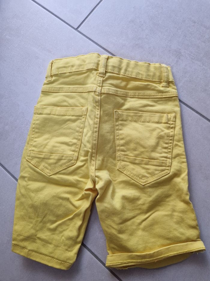 Short jaune - photo numéro 2