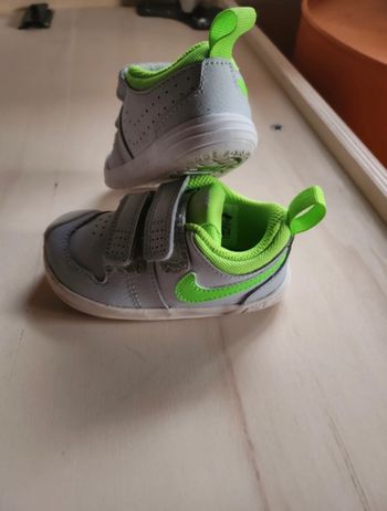 Baskets Nike neuves taille 21