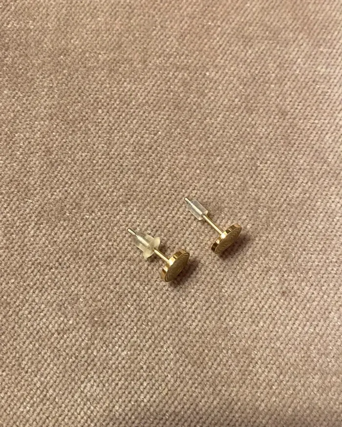 paires de petites boucles d’oreilles dorées - photo numéro 3