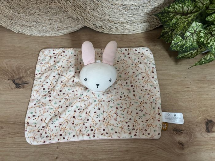 Doudou plat lapin crème rose fleurs simba toys