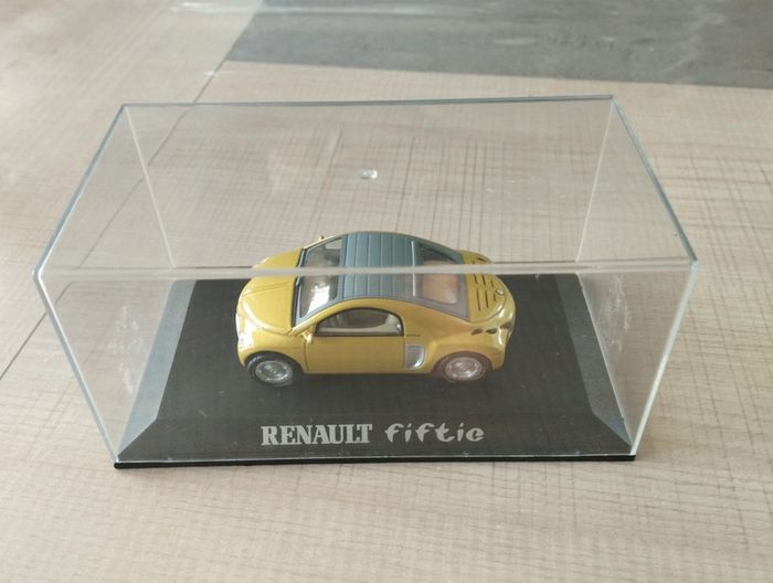 Véhicule miniature Renault fiftie 1/43e