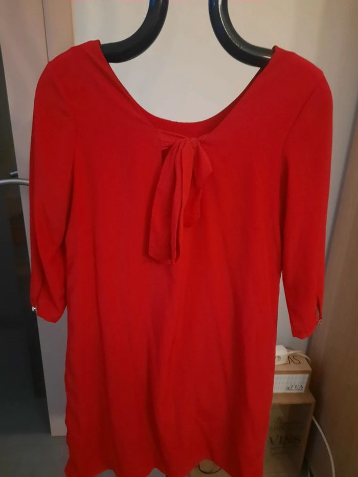 Robe rouge avec noeud - photo numéro 4