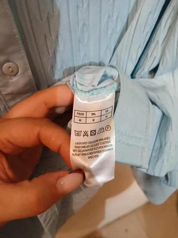 Chemise bleu ciel basic " Damart" taille 44 - photo numéro 4