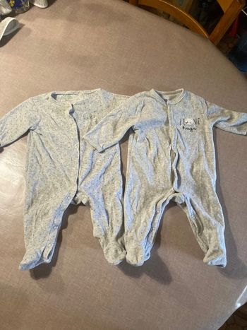 Lot de 2 pyjamas gris bébé – Kiabi – Taille 6 mois