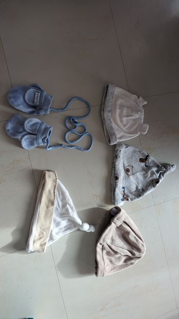 Lot bonnet et gants 3 mois