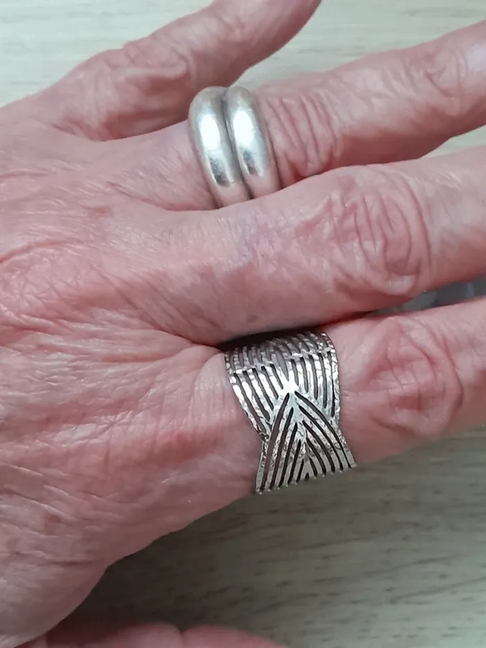 Bague, ciselée acier inoxydable, argentée, réglable,pour des doigts 54/56 style Bohème - photo numéro 4