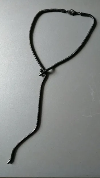 Collier " cravate" métal gris foncé parfait etat.