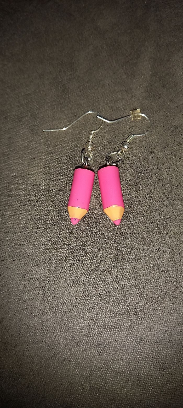 Boucle d'oreille crayon rose