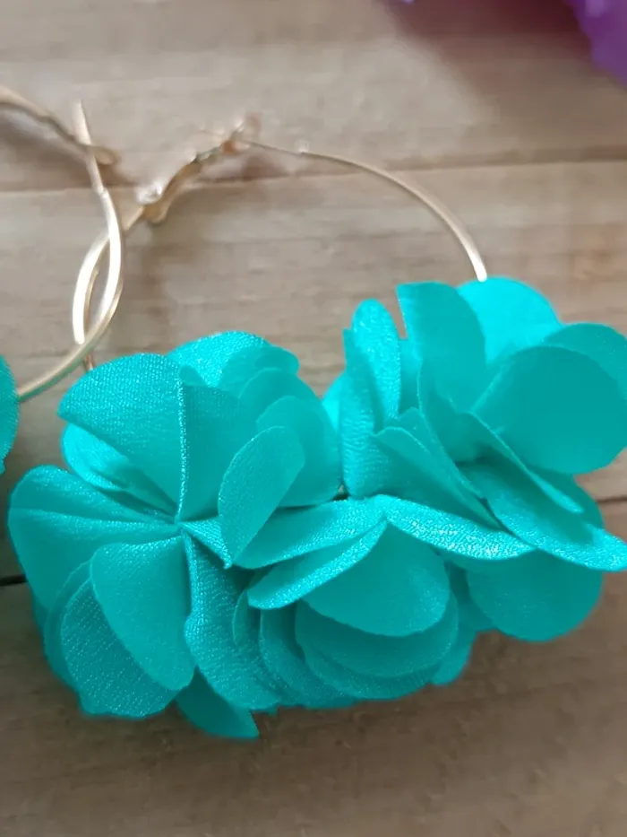 Boucles d'oreilles créoles fleurs turquoise - photo numéro 2
