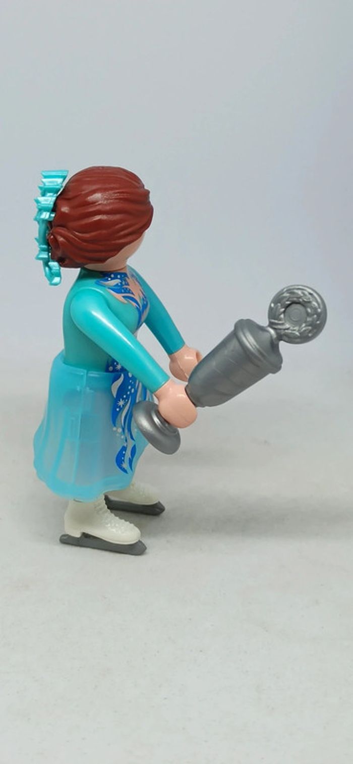 Femme patineuse artistique avec patins à glace et coupe playmobil - photo numéro 3