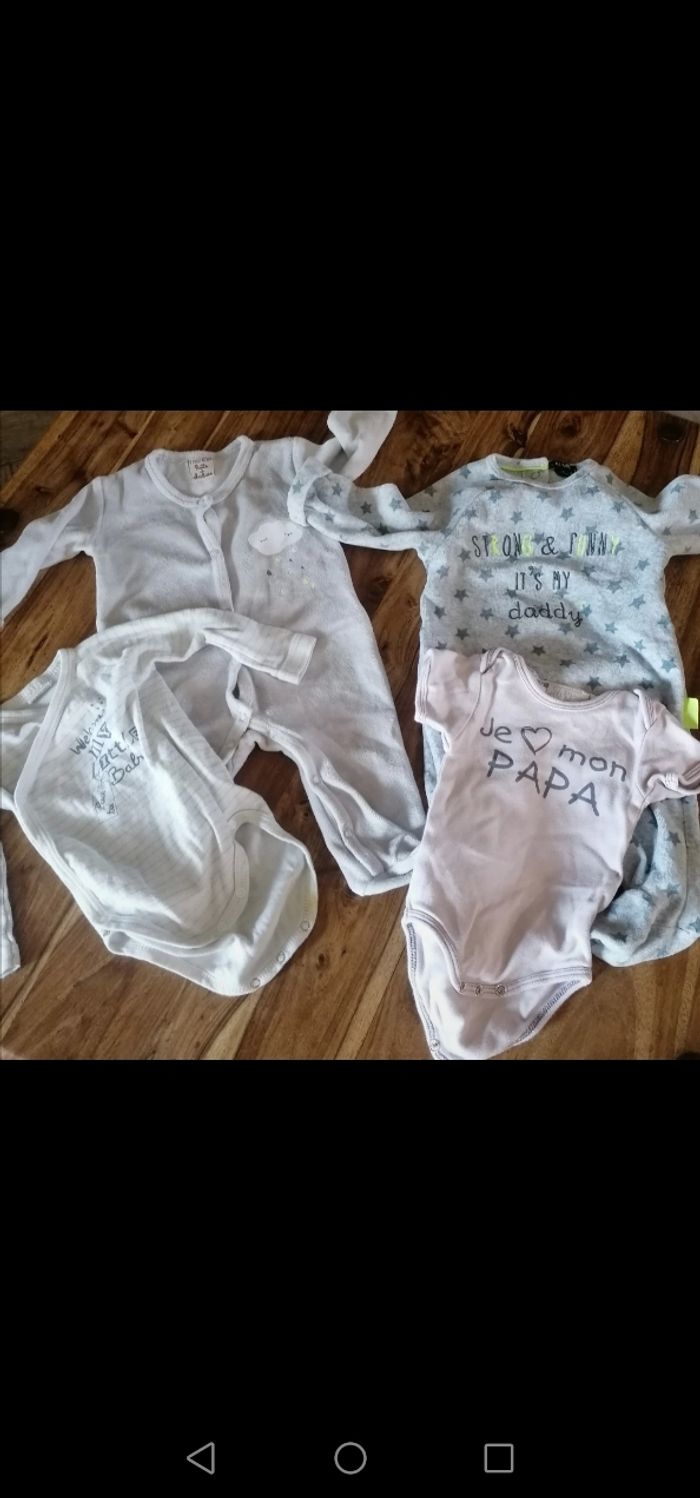 2 pyjamas et 2 bodies