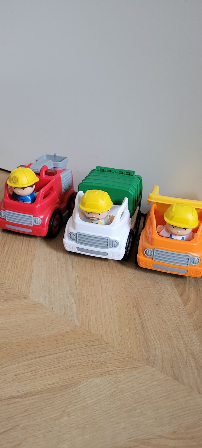 Set de 3 camions et 3 figurines