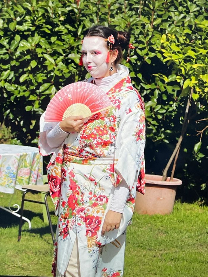 Kimono à ceinture et coussin imprimé floral + accessoires