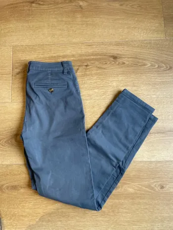 Chino bleu pétrole