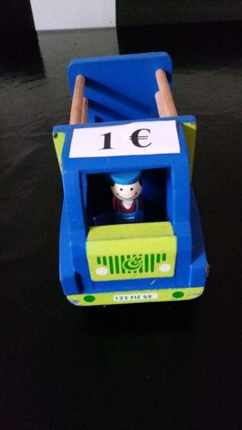 voiture en bois bleu