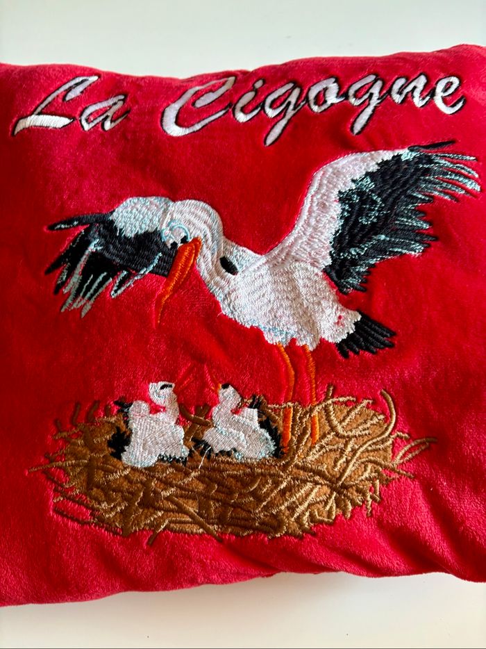 Coussin carré rouge avec brodé « La cigogne » - photo numéro 2