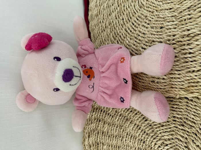 DOUDOU PELUCHE POMMETTE OURS ROBE ROSE VIOLET OISEAU FLEUR - photo numéro 1