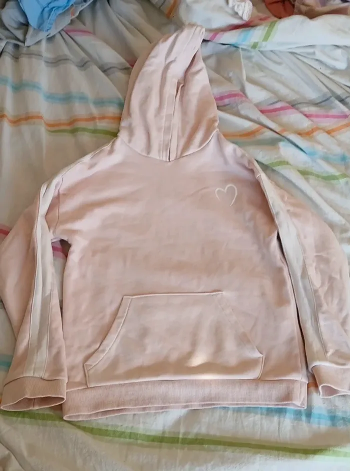 Pull à capuche avec poche centrale