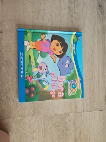 Livre dora l'exploratrice