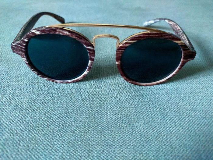 Lunettes de soleil style bois + barre dorée - photo numéro 2