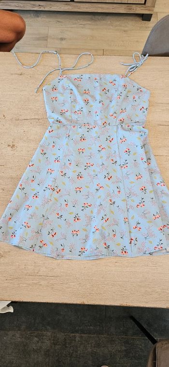 Jolie robe d éte courte à bretelles, bleue avec motifs, taille L, nickel