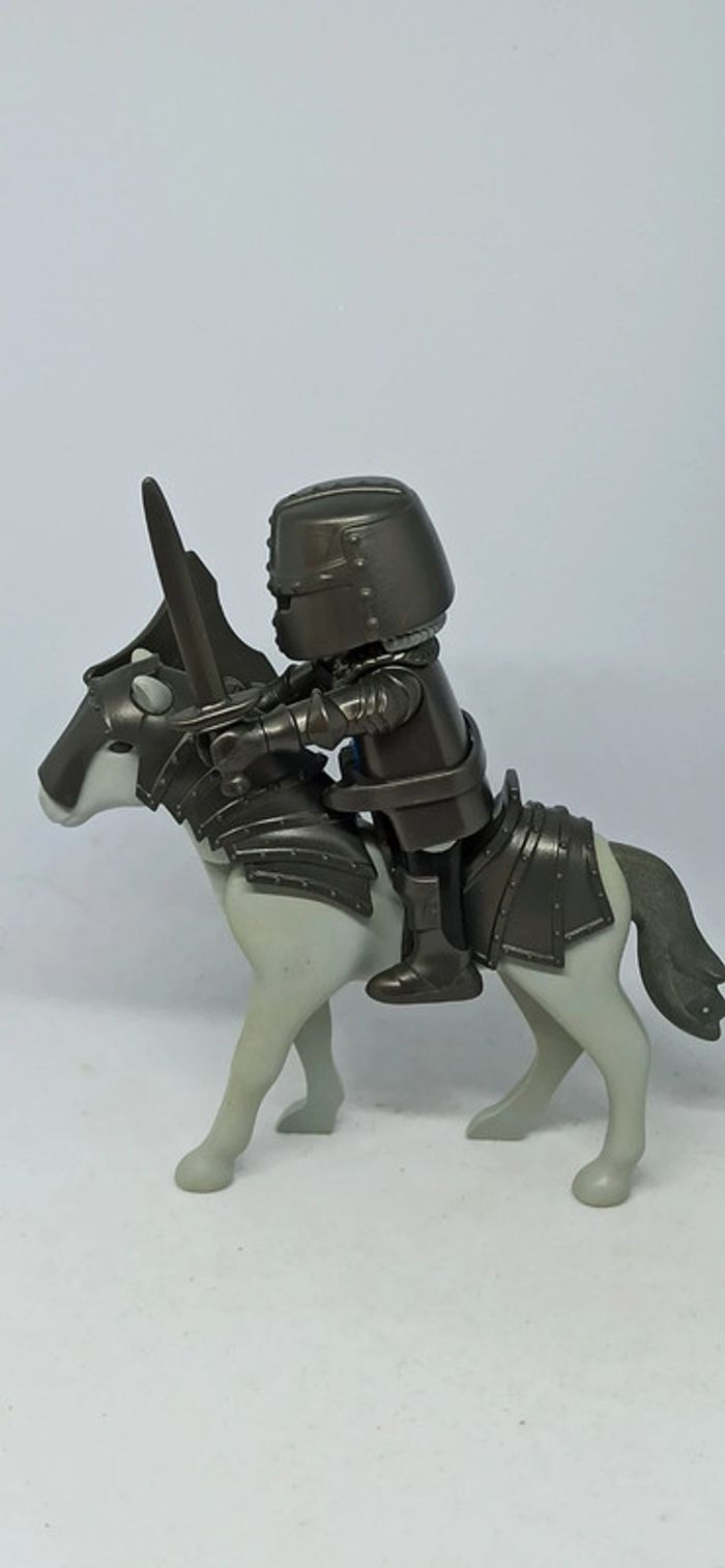 Homme chevalier motif aigle faucon sur cheval gris playmobil - photo numéro 3