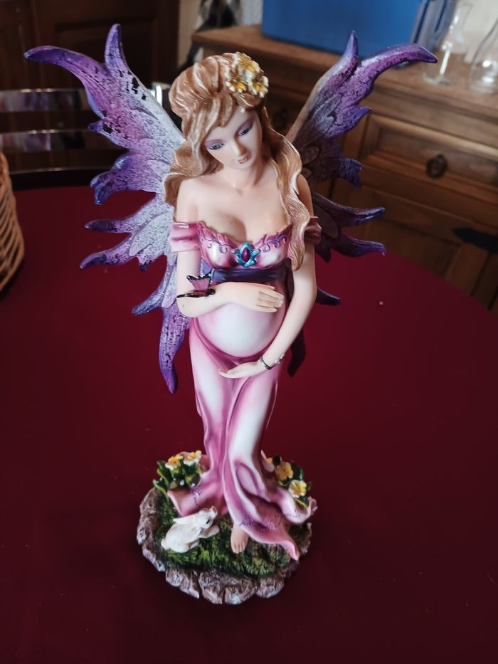 Statuette fée enceinte rose