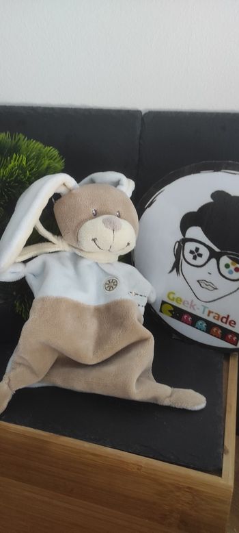 Nicotoy Cuddles doudou lapin bleu beige marron écharpe roue croix crème Plat