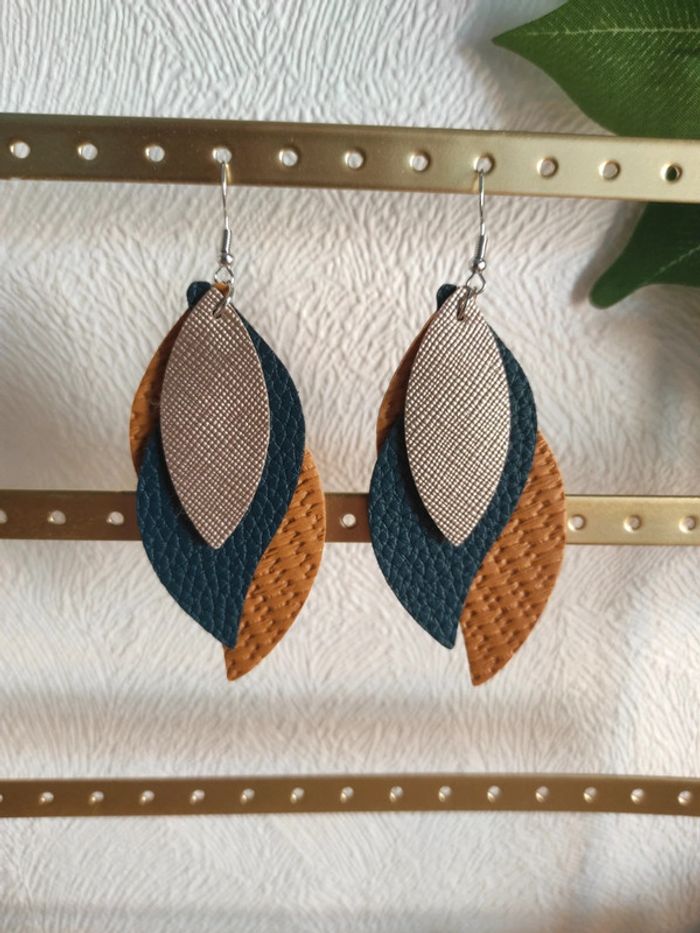 Boucles d’oreilles pendantes – Feuilles en simili cuir - photo numéro 2