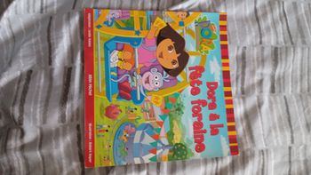 Livre dora l'exploratrice a la faire foraine