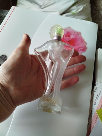 Un flacon vide de parfum Salvador Dali