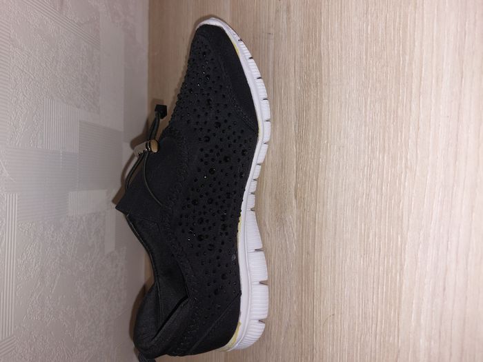 baskets ultra légère noire et blanche 36