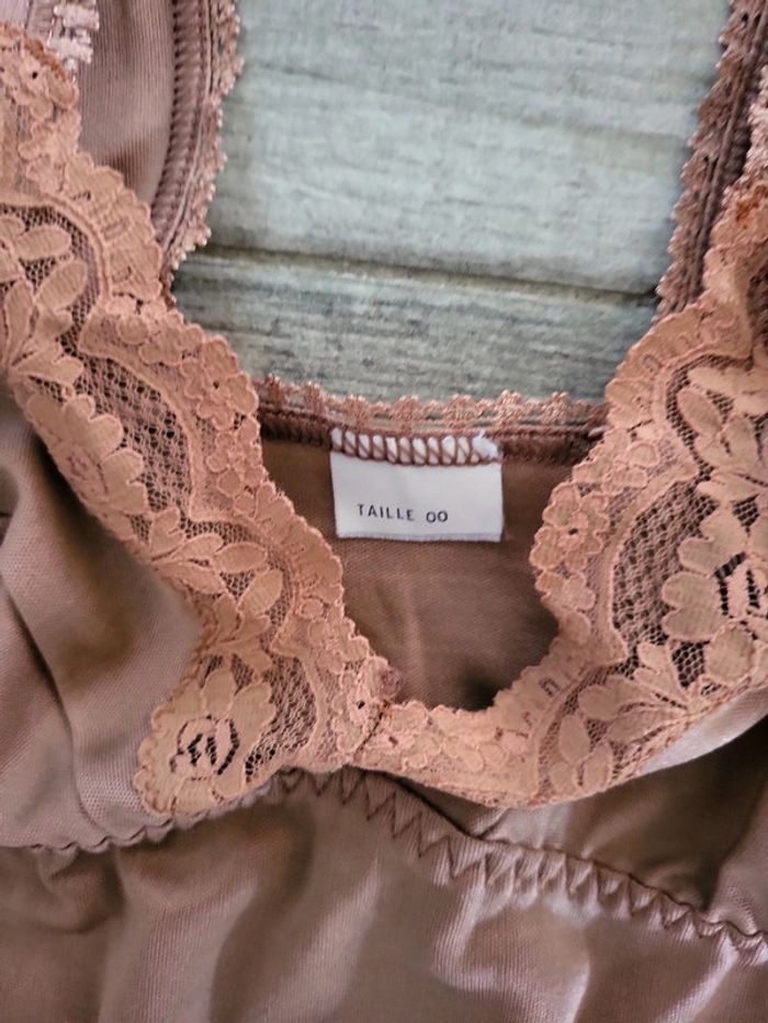 Haut taille unique satiné et dentelles - photo numéro 4