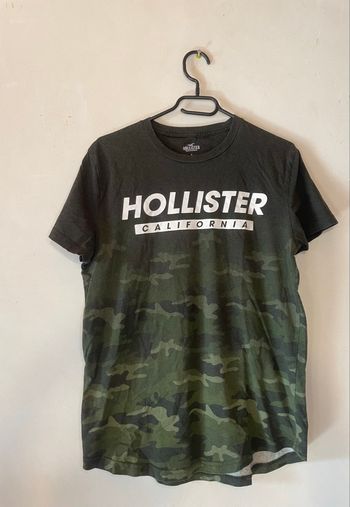 T-shirt oversize Hollister 🪖 Taille S/M – Camouflage kaki & logo blanc – Style streetwear