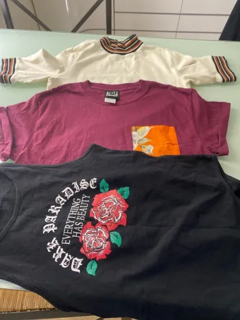 Lot 2 t shirts + body