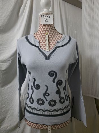 Tee-shirt,bleu, ML fendue,en très très bon état,fendu sur les hanches, en coton, largeur d'épaule 40cm, largeur sous bras 45cm, longueur 53cm, marque Tolentino=4€