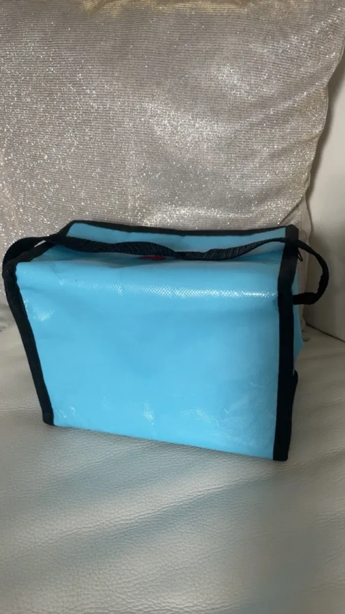 Lunch box Sac isotherme Haribo neuf - Idéal pour vos pauses gourmandes ! - photo numéro 4