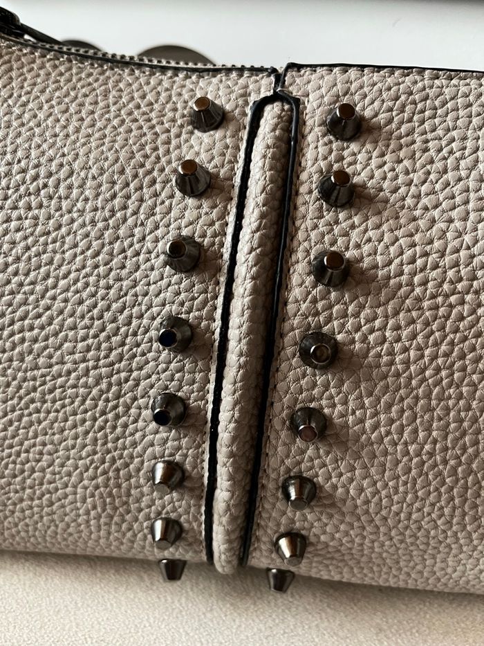 Petit sac bandouilère clouté simili cuir beige Missguided TBE 👝 - photo numéro 3