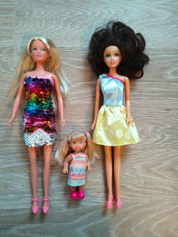 Lot de trois poupées.