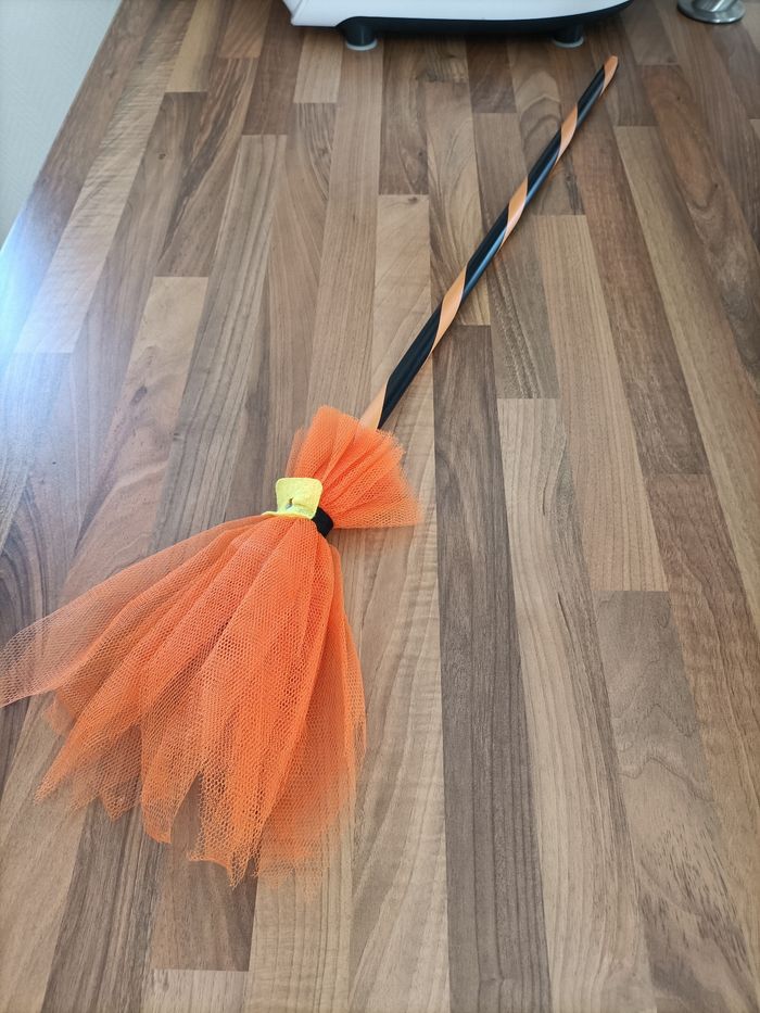 Déguisement balais de sorcière - photo numéro 2