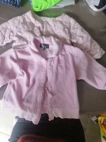Lot tout compte fait de 2 vestes 6 mois