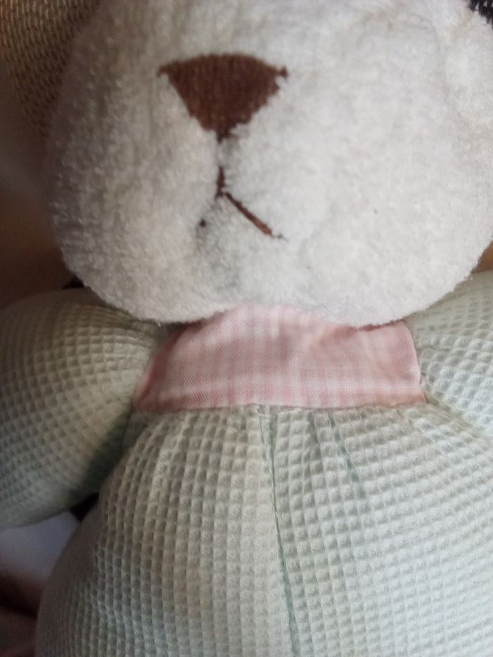 Doudou lapin Nounours vert clair proche bleu clair vichy rose blanc nez brodé marron tissu  nid d'abeilles et éponge blanc  bouclettes  blanches grelot hochet d'occasion - photo numéro 9