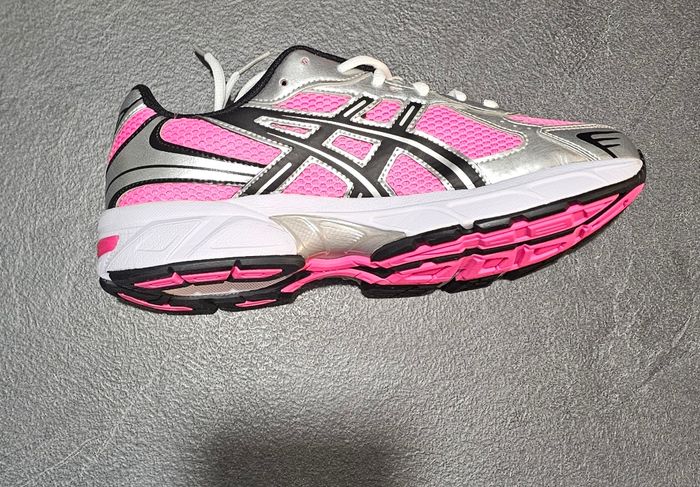 Asics 1130 rose et métallique