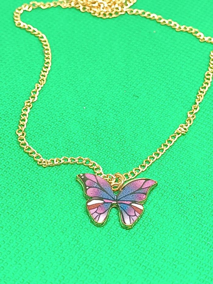 Collier papillon violet chaîne dorée