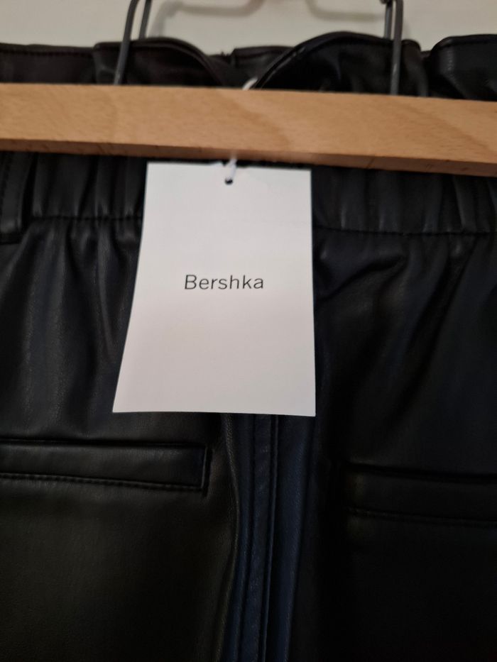 Jupe noire  simili cuir neuve de bershka - photo numéro 4