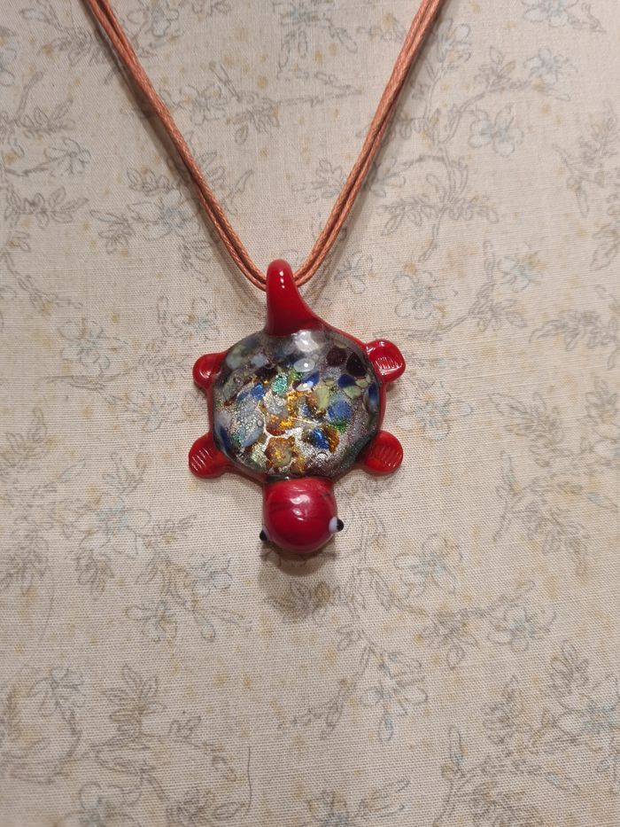 Collier. Tortue. Pâte de verre. Rouge. 30 cm. - photo numéro 2