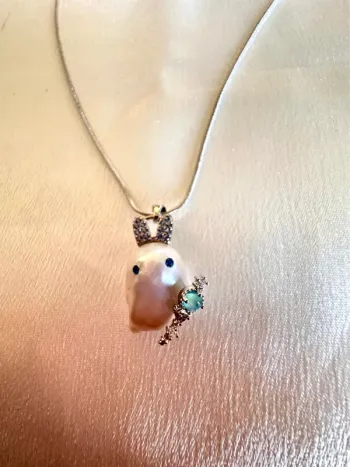 Collier perle naturelle baroque – Petit magicien féérique avec bâton magique